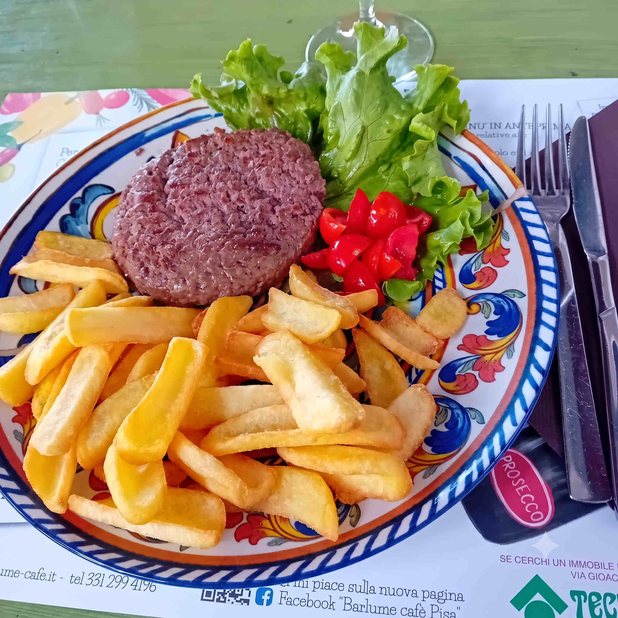 Hamburger di Carne Bovina di Pisa con patate fritte – Barlume Cafè Ospedaletto
